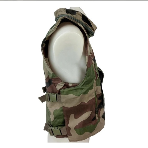 The French Military Flak Vest is an authentic surplus flak vest carrier. - Picture 4 of 12